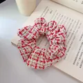 Vintage tweed scrunchie με κόκκινο και λευκό καρό σχέδιο πάνω σε ανοιχτό βιβλίο - Τουίντ / Λευκό Κόκκινη Ρίγα