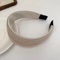 Elegante crèmebeige geplooide brede haarband met een zijdezachte satijnen textuur - Broken Wit