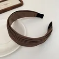 Minimalistisches kaffeebraunes Stoff-Stirnband mit eleganter Satin-Faltenstruktur - Dunkelbraun