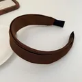 Plissee-Haarreif aus tiefkaffeebraunem Satinstoff mit breitem Komfort-Design - Braun