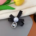 Eleganter Haarclip aus schwarzem Seidenband mit Kunstperle und grauem Kristallanhänger - Schwarze Schleife