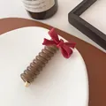 Bernstein Spiral-Haarspange mit roter Schleife und handgefertigter goldener Schrift - Weinrote Schleife