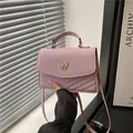 Sac bandoulière rose en cuir PU avec papillon doré et surpiqûres en forme de V - Rose