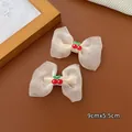 Lot de deux barrettes à nœuds en organza beige avec broderie cerise pour filles - Pinces cheveux bec de canard / Beige
