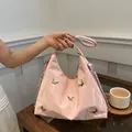 Bolso de hombro rosa de diseño con mariposa plateada y textura plisada elegante - Sin colgante / Rosa