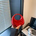 Borsa a luna rossa con manico ad anello e catena dorata in finitura lucida - Rosso