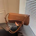 Borsa sottobraccio rettangolare in pelle marrone con tracolla a nodo e stampa - Marrone