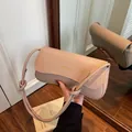 Elegante borsa sottobraccio beige in pelle con scritte dorate e dettaglio nodo tracolla - Rosa