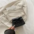Mini-Handtasche für Kinder in Schwarz mit M-Print, Schleife und Perlenkette als Riemen - Braun