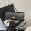 Bolso bandolera negro chic con textura trenzada y cierre dorado de alta calidad - Negro