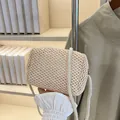 Handgeweven beige crèmekleurige strooien crossbody tas met netstructuur en touwriem - Broken Wit