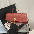 Bolso de mano cuadrado tejido marrón rojizo con herrajes dorados y correa larga - Rojo