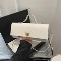 Elegante bolso blanco para mujer con textura de cocodrilo, cierre dorado y asa superior - Blanco
