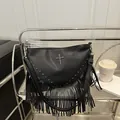 Sac à bandoulière en cuir noir à franges avec clous en croix argentés et style rock - Noir