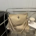 Sac à bandoulière beige en cuir avec franges, pendentif croix et rivets métalliques - Kaki