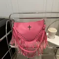 Sac bandoulière fuchsia à franges, rivets et croix gothique avec texture litchi - Rose rosé