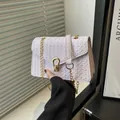 Sac à bandoulière violet clair avec texture tressée et boucle en métal doré - Blanc