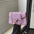 Sac bandoulière en cuir PU lilas à texture tissée avec chaîne dorée et boucle en U - Violet
