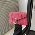 Petit sac à bandoulière rose en PU tissé avec fermoir fer à cheval doré et chaîne - Rose