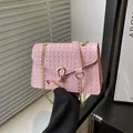 Sac bandoulière rose en PU à texture tissée avec boucle fer à cheval dorée et chaîne - Rose