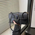 Elegante schwarze Schultertasche mit Krokodilprägung und goldener Kettenschnalle für Damen - Schwarz