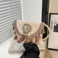 Borsa a busta bohémien in paglia con cuciture a zigzag colorate e nappe a frangia - Bianco avorio