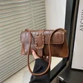 Braune Baguette-Tasche mit Krokodilprägung und stilvoller goldener Kettenschnalle - Braun