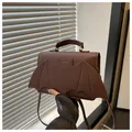 Sac à bandoulière marron foncé en similicuir mat avec ailes de chauve-souris et poignée - Marron
