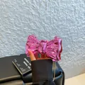 Mini sac bandoulière rose fuchsia métallisé en forme de nœud avec chaîne dorée - Rose rouge