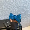 Mini sac nœud en acrylique bleu électrique métallisé avec bandoulière perles chic - Bleu
