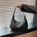 Klassische schwarze Hobo-Schultertasche mit Webmuster und elegantem Leder-Finish - Schwarz