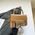 Stijlvolle color-block schoudertas met geweven textuur en gouden handvat detail - Khaki