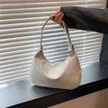 Silberne gewebte Hobo-Tasche mit Metallic-Finish und breitem Schultergurt in modernem Stil - Silber