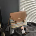 Borsa a tracolla intrecciata a righe arcobaleno con patta in pelle marrone e logo - Marrone