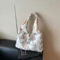 Bolso de lona con bordado de mariposas grises y detalles en tejido jacquard suave - Negro Mariposa