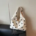 Bolso tote crema con estampados de corazones negros y tejido plisado texturizado - Corazón Negro