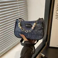 Blaue Denim Umhängetasche mit silbernen Akzenten und Perlenblumen-Griff - Schwarz