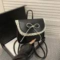 Mini mochila negra para mujer con ribete de encaje blanco y lazo decorativo - Negro
