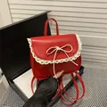 Mini mochila de cuero PU rojo con bordes de encaje blanco y detalle de lazo - Rojo