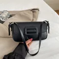 Borsa sottospalla retrò in pelle PU nera con grande fibbia quadrata e tracolla sottile - Nero
