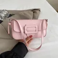 Elegante borsa sottobraccio baguette rosa chiaro con grande fibbia quadrata e cinturino - Rosa