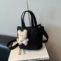 Schwarze Oxford-Stoffhandtasche mit Bärenanhänger und verstellbarem Schultergurt - Schwarz Mit Anhänger