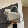 Petit sac carré gris clair minimaliste avec texture scintillante et détails dorés - Argent