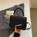 Sac à main carré noir à paillettes avec détails dorés et bandoulière amovible - Noir