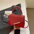 Petit sac carré rouge scintillant avec texture pailletée et boucle en métal doré - Bordeaux