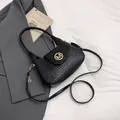 Sac demi-lune en cuir synthétique tressé noir avec logo M doré et bandoulière amovible - Noir
