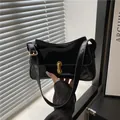 Sac sous le bras vintage en cuir verni noir avec boucle dorée et finition miroir - Noir