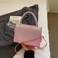 Petit sac à main rose avec rabat à paillettes texturé et bandoulière amovible - Rose