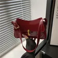 Sac sous le bras chic en cuir verni rouge foncé avec boucle ovale dorée élégante - Rouge