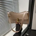 Sac à bandoulière en cuir verni beige avec fermoir doré et design de selle élégant - Kaki